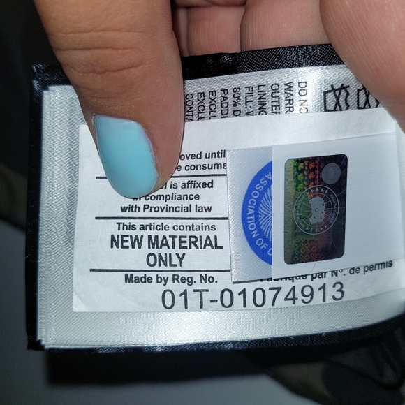 I am selling a Canada Goose military style jacket, it is size M, it is new - Picture 5 of 7